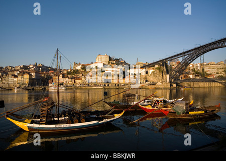 PORTO PORTUGAL alten suchen Boote mit leeren Fässern des Portweins Stockfoto