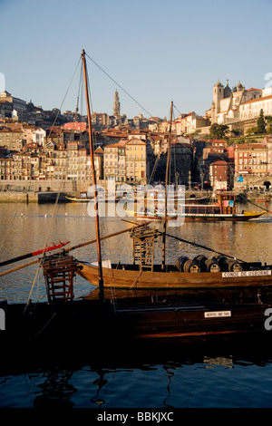 PORTO PORTUGAL alten suchen Boote mit leeren Portwein Fässern am Rio Douro Stockfoto