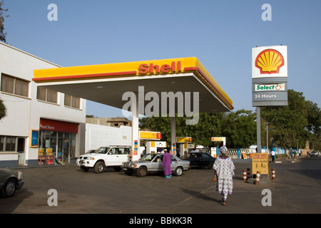 Autos mit Kraftstoff an Shell-Tankstelle Banjul Gambia Westafrika auffüllen Stockfoto