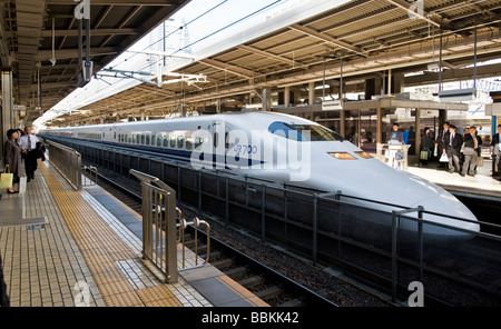 Ein Nozomi Shinkansen Zug kommt bei Nagoya Station Präfektur Aichi-Japan Stockfoto