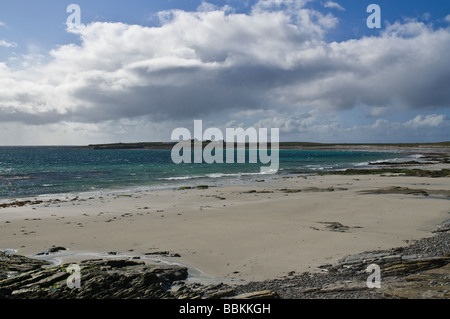 dh Nouster Bay NORTH RONALDSAY ORKNEY Sandy Beach und Vogelwarte Twingness Stockfoto