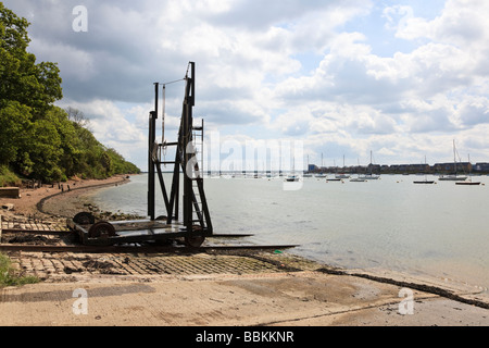 Eine startende Wiege sitzt auf der Festplatte im Medway Yacht Club auf den Fluss Medway bei Upnor Kent UK Stockfoto