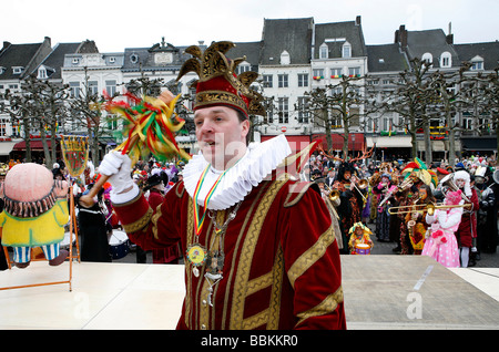 Karneval in Maastricht, die dieses Festival anders als in anderen Teilen von Holland, ist da gibt es rund 100 Bands spielen live Fanfara Musik im Zentrum Stadt, die meisten von den Feierlichkeiten nehmen Platz draußen auf den Straßen und Plätzen in drei Tagen feiern Menschen tanzen Chat Witz und vor allem viel Alkohol trinken Stockfoto