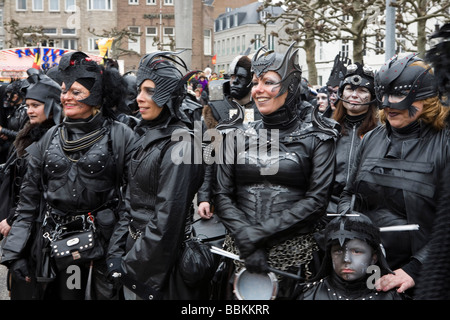 Karneval in Maastricht, die dieses Festival anders als in anderen Teilen von Holland, ist da gibt es rund 100 Bands spielen live Fanfara Musik im Zentrum Stadt, die meisten von den Feierlichkeiten nehmen Platz draußen auf den Straßen und Plätzen in drei Tagen feiern Menschen tanzen Chat Witz und vor allem viel Alkohol trinken Stockfoto