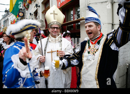 Karneval in Maastricht, die dieses Festival anders als in anderen Teilen von Holland, ist da gibt es rund 100 Bands spielen live Fanfara Musik im Zentrum Stadt, die meisten von den Feierlichkeiten nehmen Platz draußen auf den Straßen und Plätzen in drei Tagen feiern Menschen tanzen Chat Witz und vor allem viel Alkohol trinken Stockfoto