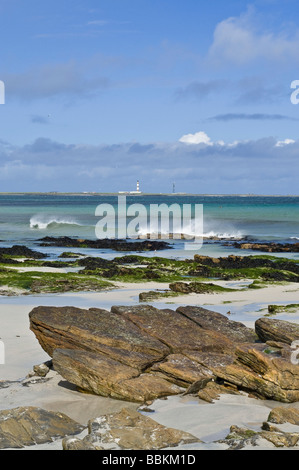 dh Linklet Bay NORTH RONALDSAY ORKNEY Surfwelle an Land felsigen Sandstrand Stockfoto