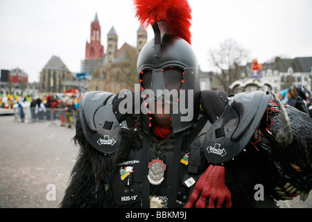 Karneval in Maastricht, die dieses Festival anders als in anderen Teilen von Holland, ist da gibt es rund 100 Bands spielen live Fanfara Musik im Zentrum Stadt, die meisten von den Feierlichkeiten nehmen Platz draußen auf den Straßen und Plätzen in drei Tagen feiern Menschen tanzen Chat Witz und vor allem viel Alkohol trinken Stockfoto