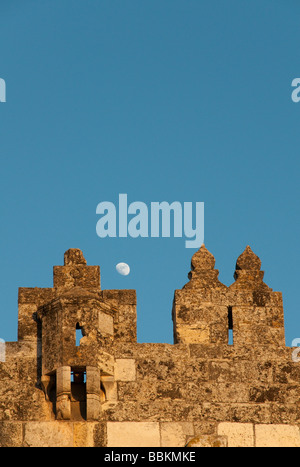 Israel Jerusalem Altstadt Detail Damaskus-Tor der Stadtmauer mit dem Mond im bckg Stockfoto