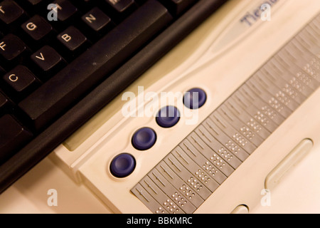 Visio ist eine Förderschule für Blinde und Sehbehinderte gibt es viele Tools wie Braille Lupen große Bücher mit großen print Braille-Schreibmaschinen und Braille Karten Stockfoto