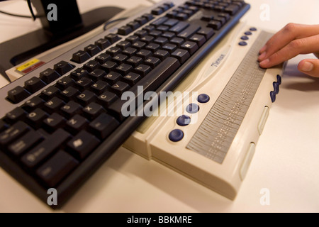 Visio ist eine Förderschule für Blinde und Sehbehinderte gibt es viele Tools wie Braille Lupen große Bücher mit großen print Braille-Schreibmaschinen und Braille Karten Stockfoto