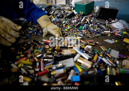 Recycling von Batterien müssen alle Gemeinden in den Niederlanden bieten bekannte Sammelstellen für und recycelbaren oder gefährliche Materialien können alle Arten von getrennten Müll hier kostenlos akzeptiert werden oder eine kleine Summe je nach Art der materiellen Grünzeug und Beton Ziegel ist in der Regel kostenlos einige Geschäfte durchführen Sammlung von Chemikalien Farbe Batterien niederländischen Hausmüll recycling Durchschnittswerte bis 60 2006 Stockfoto