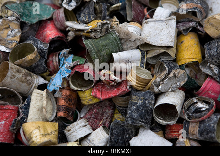 Recycling von Kronkorken müssen alle Gemeinden in den Niederlanden bieten bekannte Sammelstellen für und recycelbaren oder gefährliche Materialien können alle Arten von getrennten Müll hier kostenlos akzeptiert werden oder eine kleine Summe je nach Art der materiellen Grünzeug und Beton Ziegel ist in der Regel kostenlos einige Geschäfte durchführen Sammlung von Chemikalien Farbe Batterien niederländischen Hausmüll recycling Durchschnittswerte bis 60 2006 Stockfoto