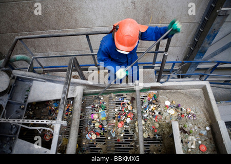 Recycling von Kronkorken müssen alle Gemeinden in den Niederlanden bieten bekannte Sammelstellen für und recycelbaren oder gefährliche Materialien können alle Arten von getrennten Müll hier kostenlos akzeptiert werden oder eine kleine Summe je nach Art der materiellen Grünzeug und Beton Ziegel ist in der Regel kostenlos einige Geschäfte durchführen Sammlung von Chemikalien Farbe Batterien niederländischen Hausmüll recycling Durchschnittswerte bis 60 2006 Stockfoto