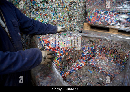 Recycling von Kronkorken müssen alle Gemeinden in den Niederlanden bieten bekannte Sammelstellen für und recycelbaren oder gefährliche Materialien können alle Arten von getrennten Müll hier kostenlos akzeptiert werden oder eine kleine Summe je nach Art der materiellen Grünzeug und Beton Ziegel ist in der Regel kostenlos einige Geschäfte durchführen Sammlung von Chemikalien Farbe Batterien niederländischen Hausmüll recycling Durchschnittswerte bis 60 2006 Stockfoto