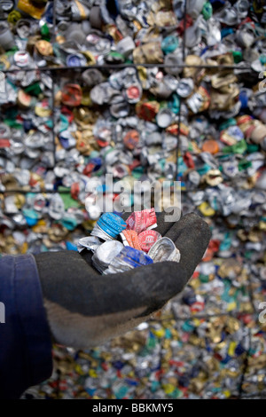 Recycling von Kronkorken müssen alle Gemeinden in den Niederlanden bieten bekannte Sammelstellen für und recycelbaren oder gefährliche Materialien können alle Arten von getrennten Müll hier kostenlos akzeptiert werden oder eine kleine Summe je nach Art der materiellen Grünzeug und Beton Ziegel ist in der Regel kostenlos einige Geschäfte durchführen Sammlung von Chemikalien Farbe Batterien niederländischen Hausmüll recycling Durchschnittswerte bis 60 2006 Stockfoto