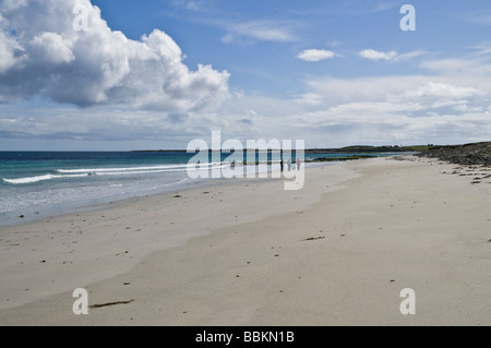 dh Linklet Bay NORTH RONALDSAY ORKNEY Menschen zu Fuß am Sandstrand Stockfoto