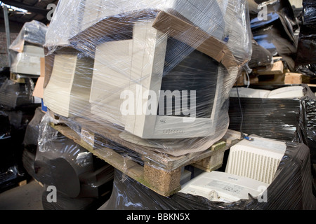 Recycling von weißer Ware wie Kühlschränke Computer und anderen inländischen elektronischen Geräten müssen alle Gemeinden in den Niederlanden bieten bekannte Sammelstellen für und recycelbaren oder gefährliche Materialien können alle Arten von getrennten Müll hier kostenlos akzeptiert werden oder eine kleine Summe je nach Art der materiellen Grünzeug und Beton Ziegel ist in der Regel kostenlos einige Geschäfte durchführen Sammlung von Chemikalien Farbe Batterien niederländischen Hausmüll recycling Durchschnittswerte bis 60 2006 Stockfoto