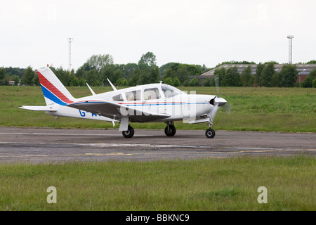 Piper PA-28R-180 Cherokee Arrow Rollen entlang der Start-und Landebahn am Flugplatz Sandtoft Stockfoto