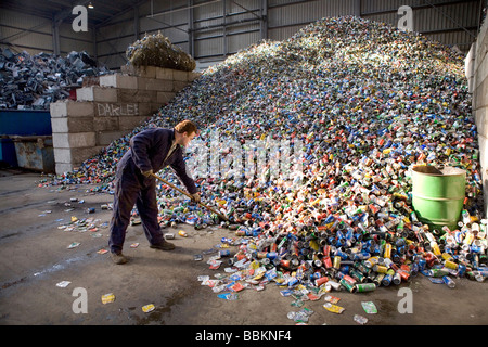 Recycling von Dosen vor allem während der Sommertage beim freien Menschen trinken Sie viel Softdrinks die Versorgung der Dosen extrem hoch ist, alle Gemeinden in den Niederlanden sind verpflichtet, bekannten Sammelstellen und recycelbaren oder gefährliche Materialien aller Arten von getrennten Müll hier kostenlos akzeptiert werden können oder eine kleine Summe je nach Art der materiellen Grünzeug und Beton Ziegel ist in der Regel einige Geschäfte Sammlung von Chemikalien Farbe Batterien niederländischen Hausmüll recycling Durchschnittswerte durchführen bis 60 2006 Stockfoto