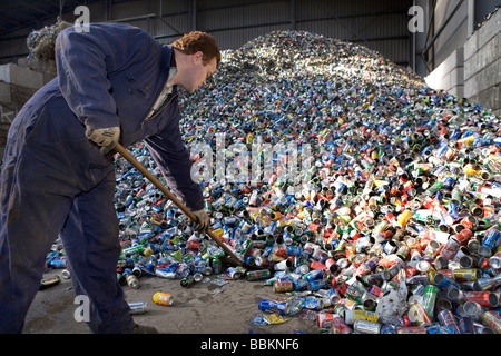 Recycling von Dosen vor allem während der Sommertage beim freien Menschen trinken Sie viel Softdrinks die Versorgung der Dosen extrem hoch ist, alle Gemeinden in den Niederlanden sind verpflichtet, bekannten Sammelstellen und recycelbaren oder gefährliche Materialien aller Arten von getrennten Müll hier kostenlos akzeptiert werden können oder eine kleine Summe je nach Art der materiellen Grünzeug und Beton Ziegel ist in der Regel einige Geschäfte Sammlung von Chemikalien Farbe Batterien niederländischen Hausmüll recycling Durchschnittswerte durchführen bis 60 2006 Stockfoto