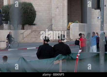 Israel Jerusalem jüdischen orthodoxen Gemeinde zwei orthodoxe Juden warten an Zebrastreifen Stockfoto