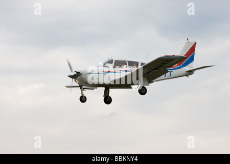 Piper PA-28R-180 Cherokee Pfeil G-Armeemuseums im Endanflug auf Sandtoft Flugplatz landen Stockfoto