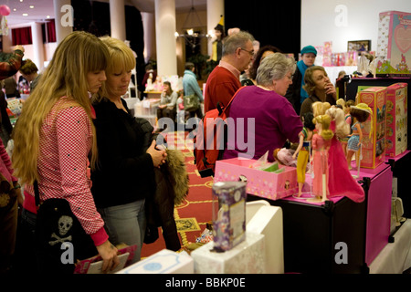 Die berühmten Barbie-Puppe ist 50 Jahre am 9. März 2009 wegen ihrem Geburtstag niederländischen Barbie Fans eine Barbie Ausstellung in Haarlem die meisten Besucher organisiert sind tatsächlich Erwachsene, die eine durchschnittliche Barbie-Puppe rund 90 Euro kostet aber seltene Sammlerstücke können bis zu 1500 Euro gehen Stockfoto