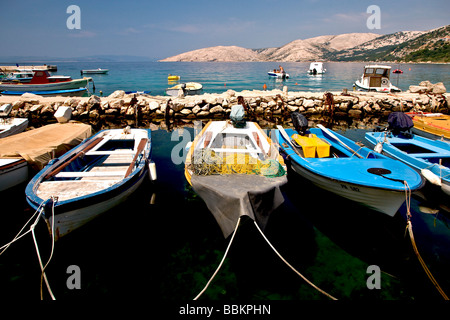 Angelboote/Fischerboote im Hafen von Stara Baska auf der Insel Krk in Kroatien Stockfoto