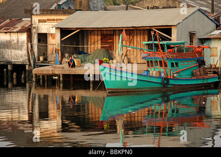 Angelboot/Fischerboot mit Reflexion im Hafen von Duong Dong, Phu Quoc Island, Vietnam, Asien Stockfoto