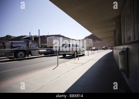 Hoover-Staudamm, am Straßenrand Schatten über Oberseite von Struktur, industrielle Wunder der Welt. Stockfoto