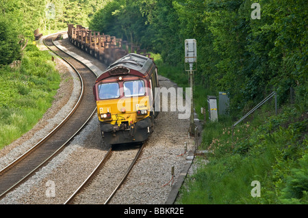 EWS-Güterzug Abschleppen Wagen auf Bahnstrecke Stockfoto