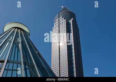 Eingang zur u-Bahn-Station vor dem Messeturm Turm, Friedrich-Ebert-Anlage-Straße, Frankfurt Am Main, Hessen, Deutsch Stockfoto