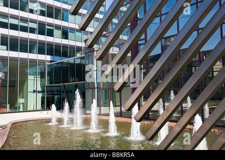 Brunnen vor dem City-Hochhaus Wolkenkratzer der DZ Bank, auch genannt Selmi-Hochhaus nach dem persischen Besitzer Ali Selmi, Stockfoto