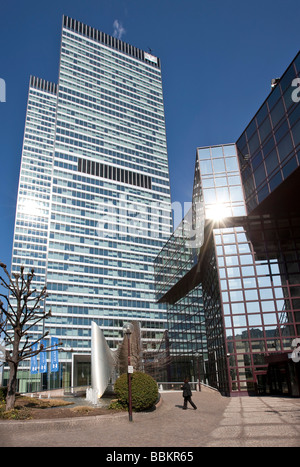 Die 142 m hohe Wolkenkratzer der DZ Bank, auch genannt Selmi-Hochhaus nach dem persischen Besitzer Ali Selmi, Platz der Republik Futtertrog Stockfoto