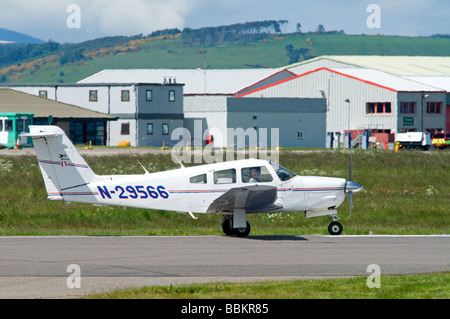 Piper PA-28RT-201 Arrow IV Depating Flughafen Inverness Schottland SCO 2505 Stockfoto