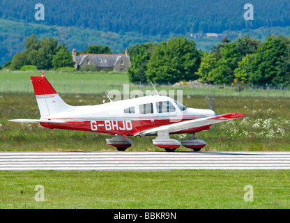 Piper PA-28-161 Warrior II Heimatbasis in Inverness Dalcross Flughafen schottischen Highland SCO 2506 Stockfoto