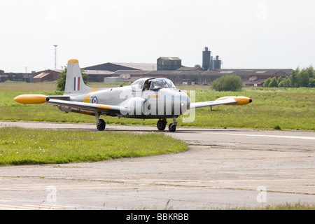 British Aerospace P84 Jet Provost T4 XR673 G-BXLO nach der Landung am Flugplatz Sandtoft in Rollen Stockfoto