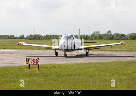 British Aerospace P84 Jet Provost T4 XR673 G-BXLO nach der Landung am Flugplatz Sandtoft in Rollen Stockfoto