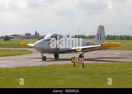 British Aerospace P84 Jet Provost T4 XR673 G-BXLO nach der Landung am Flugplatz Sandtoft in Rollen Stockfoto