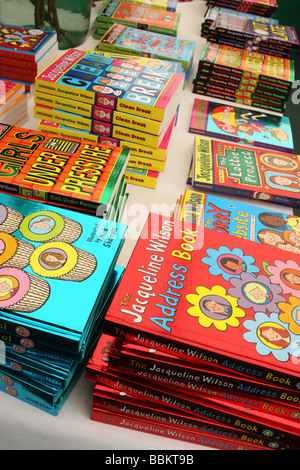 Auswahl der Bücher von Jacqueline Wilson berühmte Autor von Kinder-Bücher im Buchladen in Hay Festival anzeigen Stockfoto