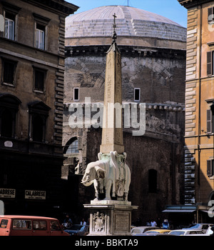 Pulcino della Minerva von Bernini in Piazza della Minerva in Rom mit dem Pantheon im Hintergrund Stockfoto