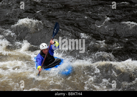 Kajakfahrer bei einem Wildwasser-Rennen, Glen Etive River Race, Glen Etive, Schottland, Großbritannien, Europa Stockfoto