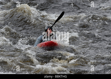 Kajakfahrer bei einem Wildwasser-Rennen, Glen Etive River Race, Glen Etive, Schottland, Großbritannien, Europa Stockfoto