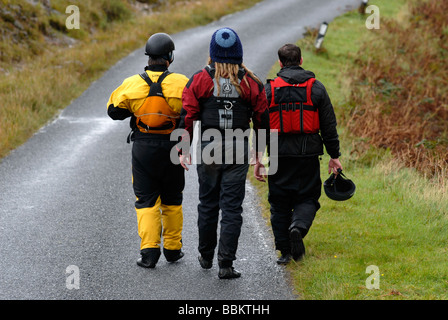 Kajakfahrer bei einem Wildwasser-Rennen auf der Straße, Glen Etive River Race, Glen Etive, Schottland, Großbritannien, Europa Stockfoto