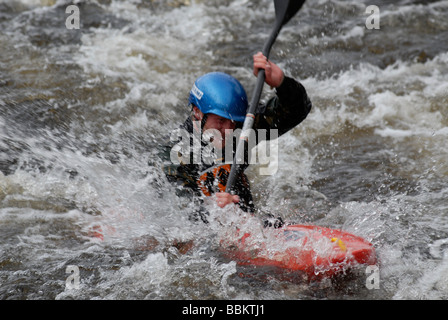 Kajakfahrer bei einem Wildwasser-Rennen, Glen Etive River Race, Glen Etive, Schottland, Großbritannien, Europa Stockfoto