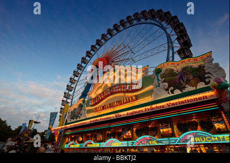 Wiener Eispalast stehen Süßigkeiten mit Riesenrad am Rücken, Oktoberfest Festival, Munich, Bavaria, Germany Stockfoto