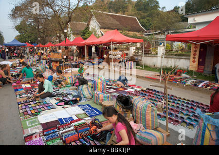 Einrichtung der Marktstände für die Touristen in Luang Prabang Laos Stockfoto