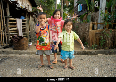 Drei Kinder in Luang Prabang Lächeln für die Kamera Stockfoto