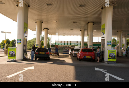 BP Tankstelle in Toddington Services, Beds, Großbritannien. Stockfoto