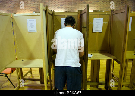 Der Mensch seine Stimmabgabe auf der lokalen und europäischen Wahlen, Bordon, Hants, Großbritannien. Juni 2009. Stockfoto